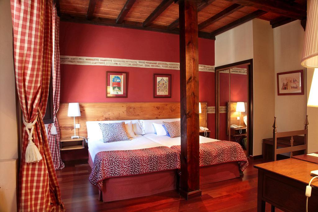 Hotel Real Monasterio De San Zoilo Carrion De Los Condes Exterior photo