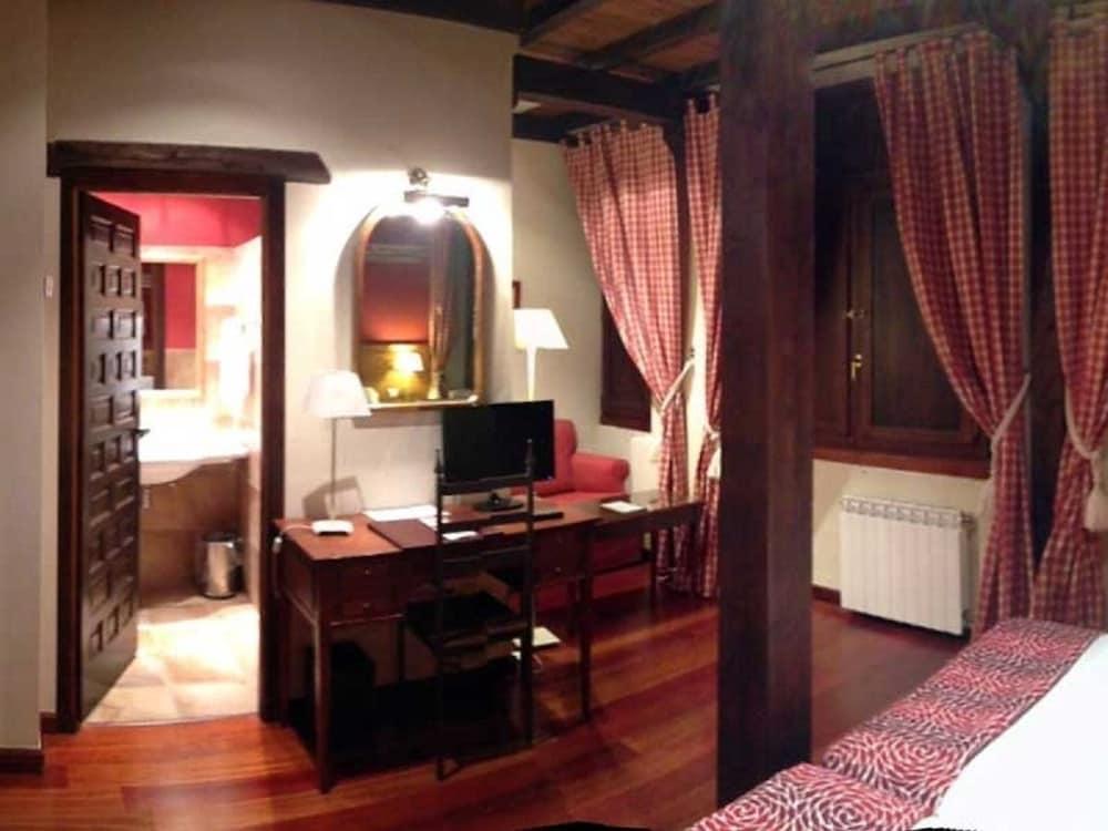 Hotel Real Monasterio De San Zoilo Carrion De Los Condes Exterior photo