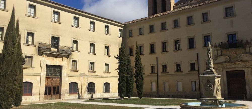 Hotel Real Monasterio De San Zoilo Carrion De Los Condes Exterior photo