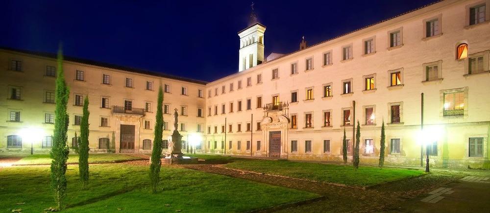 Hotel Real Monasterio De San Zoilo Carrion De Los Condes Exterior photo